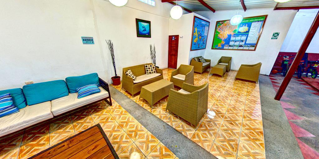 Hostal Espana Puerto Ayora  Exteriör bild