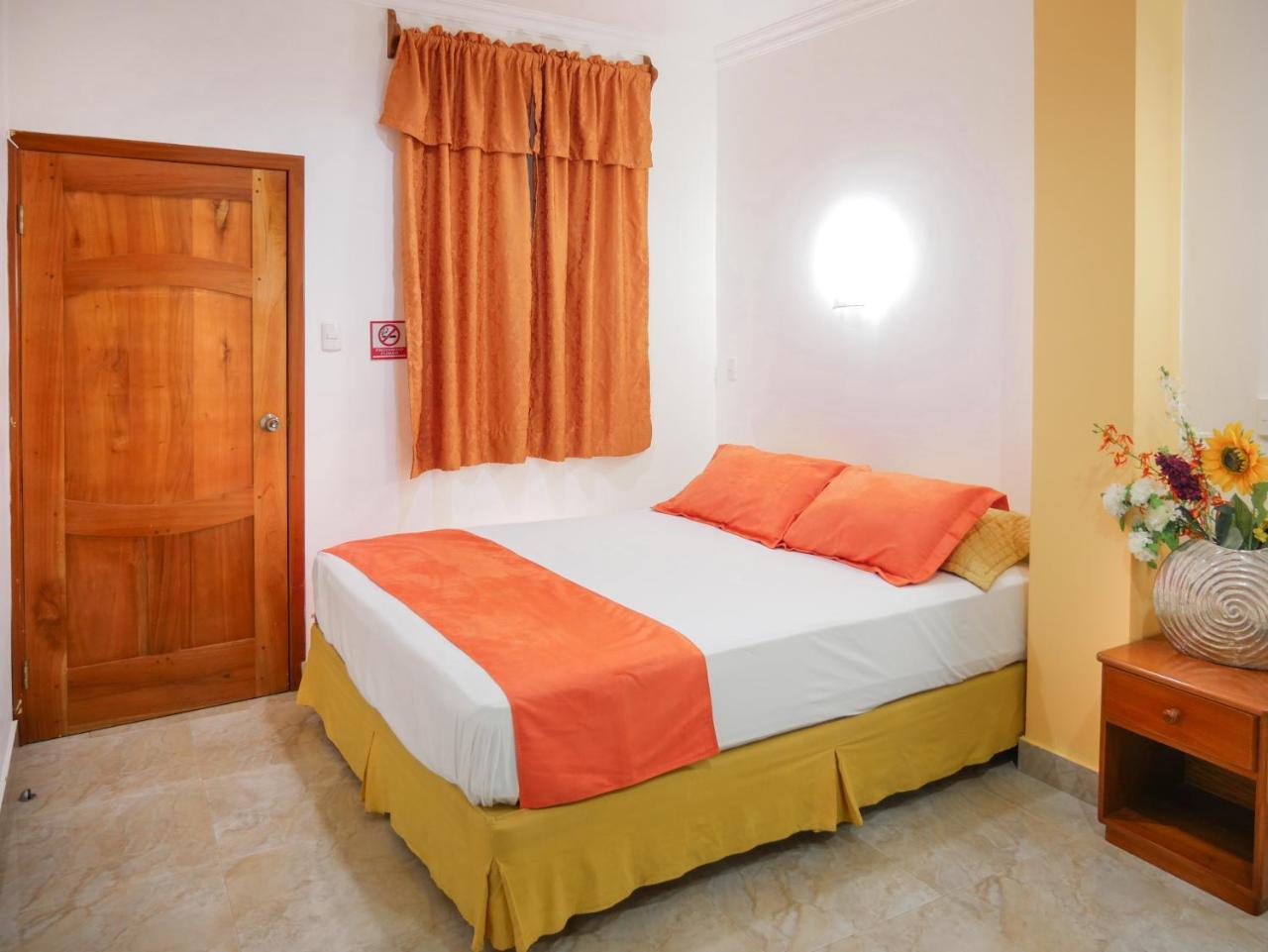 Hostal Espana Puerto Ayora  Exteriör bild