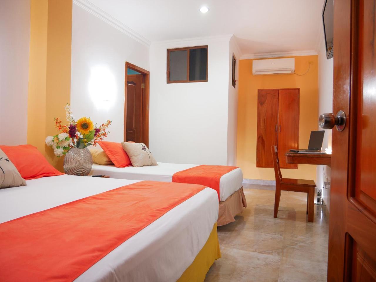 Hostal Espana Puerto Ayora  Exteriör bild